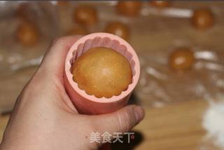 蛋黄莲蓉月饼的做法步骤：15