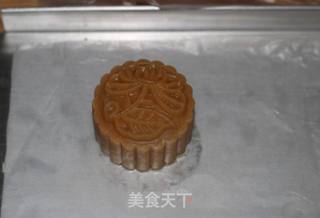 蛋黄莲蓉月饼的做法步骤:16
