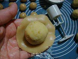 月圆中秋----------【广式草莓豆沙月饼】的做法步骤:9
