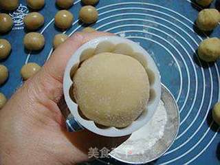 月圆中秋----------【广式草莓豆沙月饼】的做法步骤:12