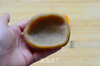 私家配方大公开——广式莲蓉蛋黄月饼的做法步骤:6