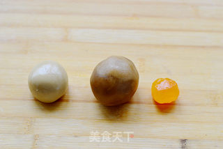 私家配方大公开——广式莲蓉蛋黄月饼的做法步骤:5