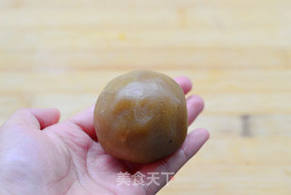 私家配方大公开——广式莲蓉蛋黄月饼的做法步骤:8