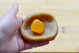 私家配方大公开——广式莲蓉蛋黄月饼的做法步骤:7