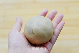 私家配方大公开——广式莲蓉蛋黄月饼的做法步骤:15