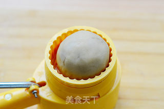 私家配方大公开——广式莲蓉蛋黄月饼的做法步骤:16