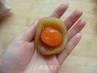 广式蛋黄莲蓉月饼的做法步骤:7