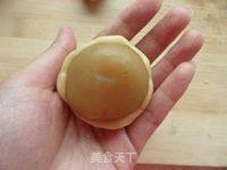 广式蛋黄莲蓉月饼的做法步骤:11