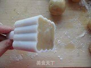 广式蛋黄莲蓉月饼的做法步骤:14