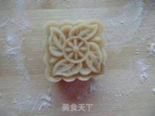 广式蛋黄莲蓉月饼的做法步骤:15