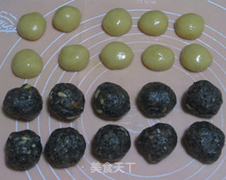 果仁芝麻陷月饼的做法步骤:4