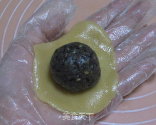 果仁芝麻陷月饼的做法步骤:5