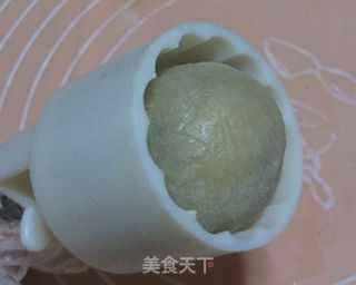 果仁芝麻陷月饼的做法步骤:8
