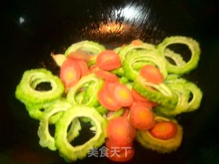 苦瓜胡萝卜炒肉片的做法步骤:7