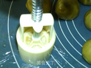 玫瑰果仁月饼的做法步骤:12