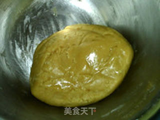 莲蓉蛋黄月饼的做法步骤：3