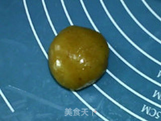 莲蓉蛋黄月饼的做法步骤:7