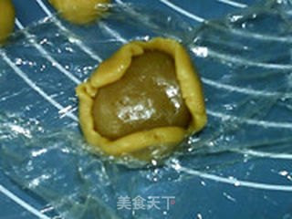 莲蓉蛋黄月饼的做法步骤:10