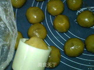 莲蓉蛋黄月饼的做法步骤:12