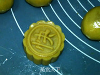 莲蓉蛋黄月饼的做法步骤：14