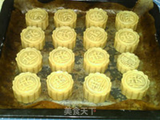 莲蓉蛋黄月饼的做法步骤:15