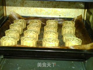 莲蓉蛋黄月饼的做法步骤:16