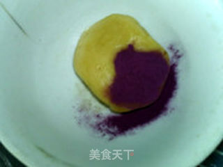 紫心莲蓉月饼的做法步骤：4