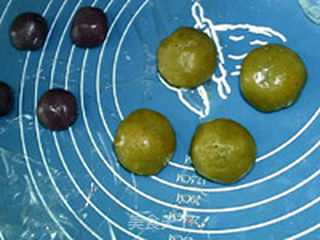 紫心莲蓉月饼的做法步骤:11