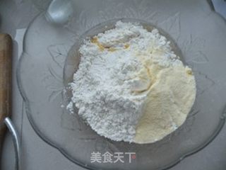 经典月饼--蛋黄豆沙月饼的做法步骤：3