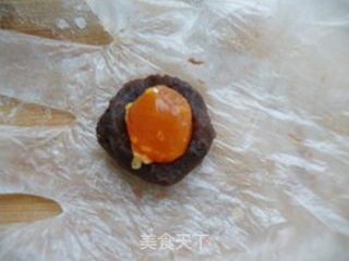 经典月饼--蛋黄豆沙月饼的做法步骤：7