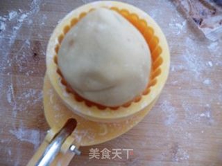 经典月饼--蛋黄豆沙月饼的做法步骤：10