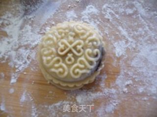 经典月饼--蛋黄豆沙月饼的做法步骤:11