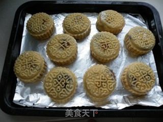 经典月饼--蛋黄豆沙月饼的做法步骤：12