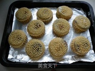 经典月饼--蛋黄豆沙月饼的做法步骤:12