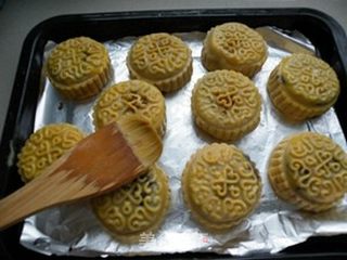 经典月饼--蛋黄豆沙月饼的做法步骤:13