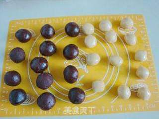 练练手做月饼——玫瑰豆沙月饼的做法步骤:5