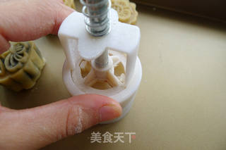 广式月饼的做法步骤:20