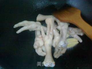 红烧板栗凤爪的做法步骤:4