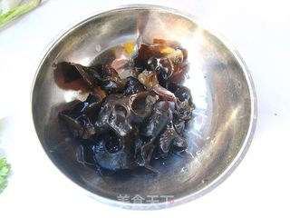 洋葱核桃拌木耳的做法步骤:2