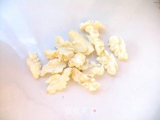 洋葱核桃拌木耳的做法步骤:3