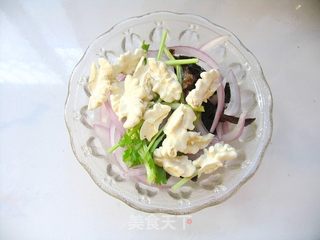 洋葱核桃拌木耳的做法步骤:5