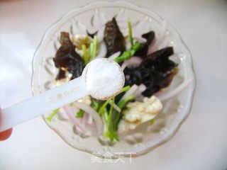 洋葱核桃拌木耳的做法步骤:6