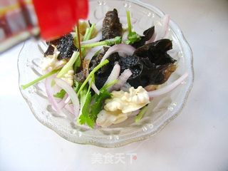 洋葱核桃拌木耳的做法步骤:7