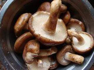 香菇青椒炒肉片的做法步骤：1