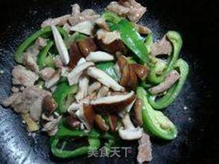 香菇青椒炒肉片的做法步骤：7