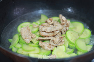 西葫芦炒肉片的做法步骤:6