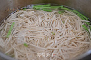 蒜汁捞面的做法步骤:9