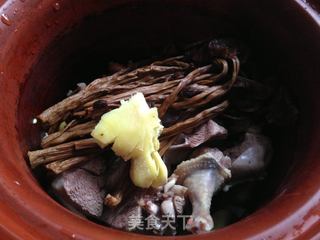 【茶树菇炖鸽子】的做法步骤:6