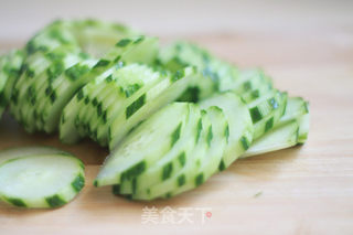 黄瓜炒火腿肠的做法步骤:2