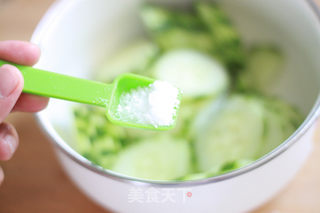 黄瓜炒火腿肠的做法步骤:3